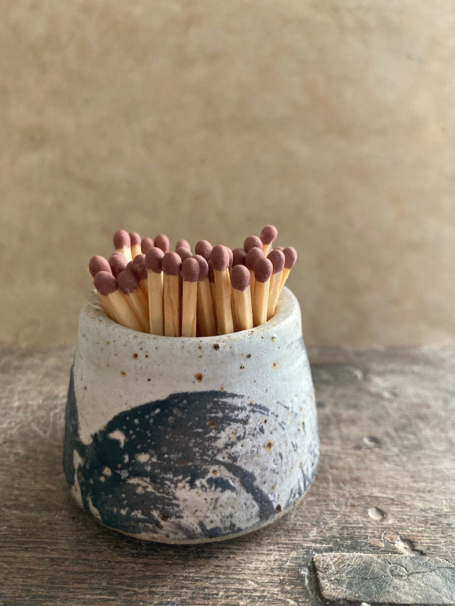 Striker pot - White and Charcoal