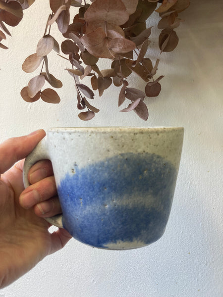 Large mug - blue curves