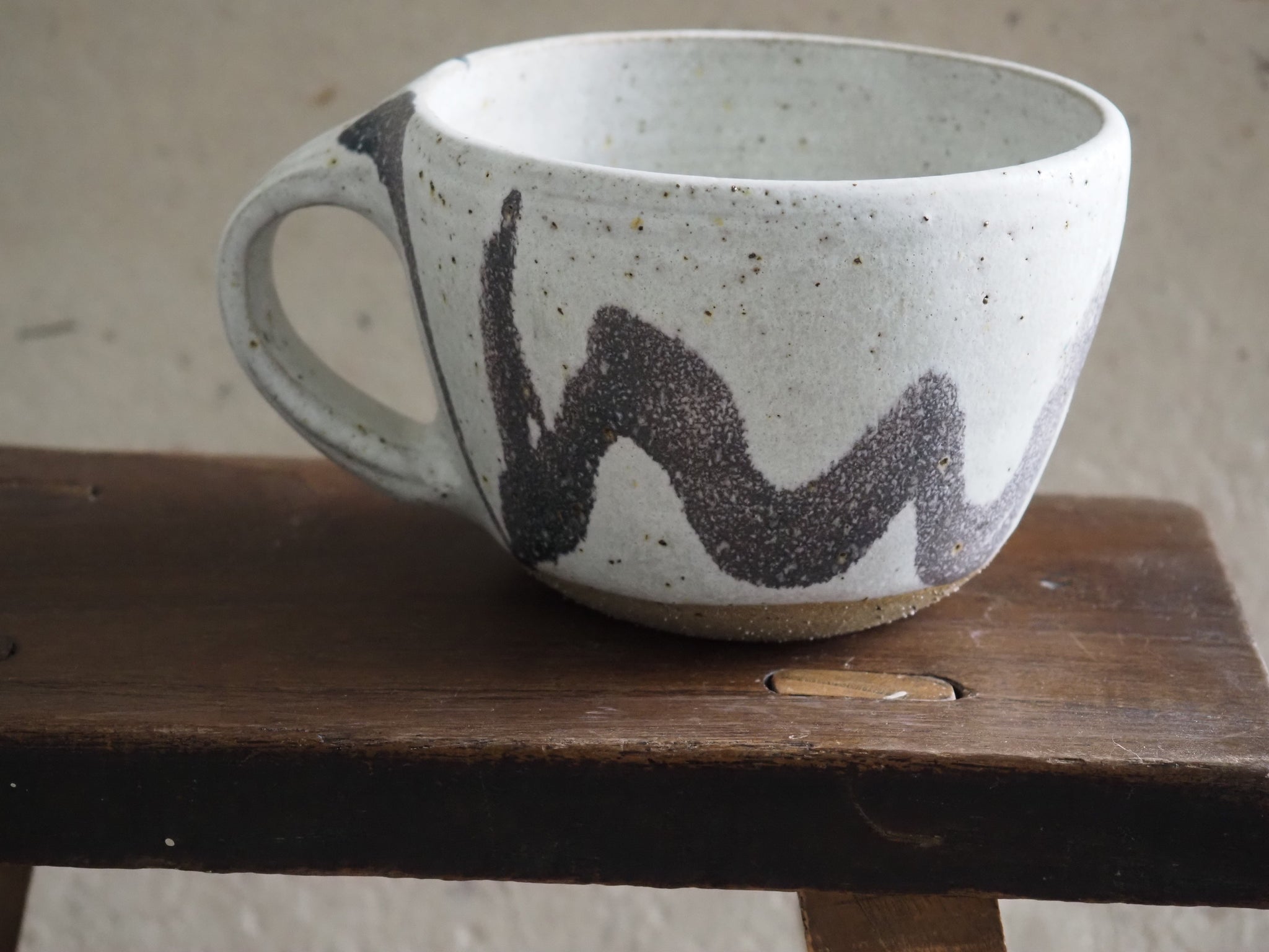Large mug - charcoal wiggle