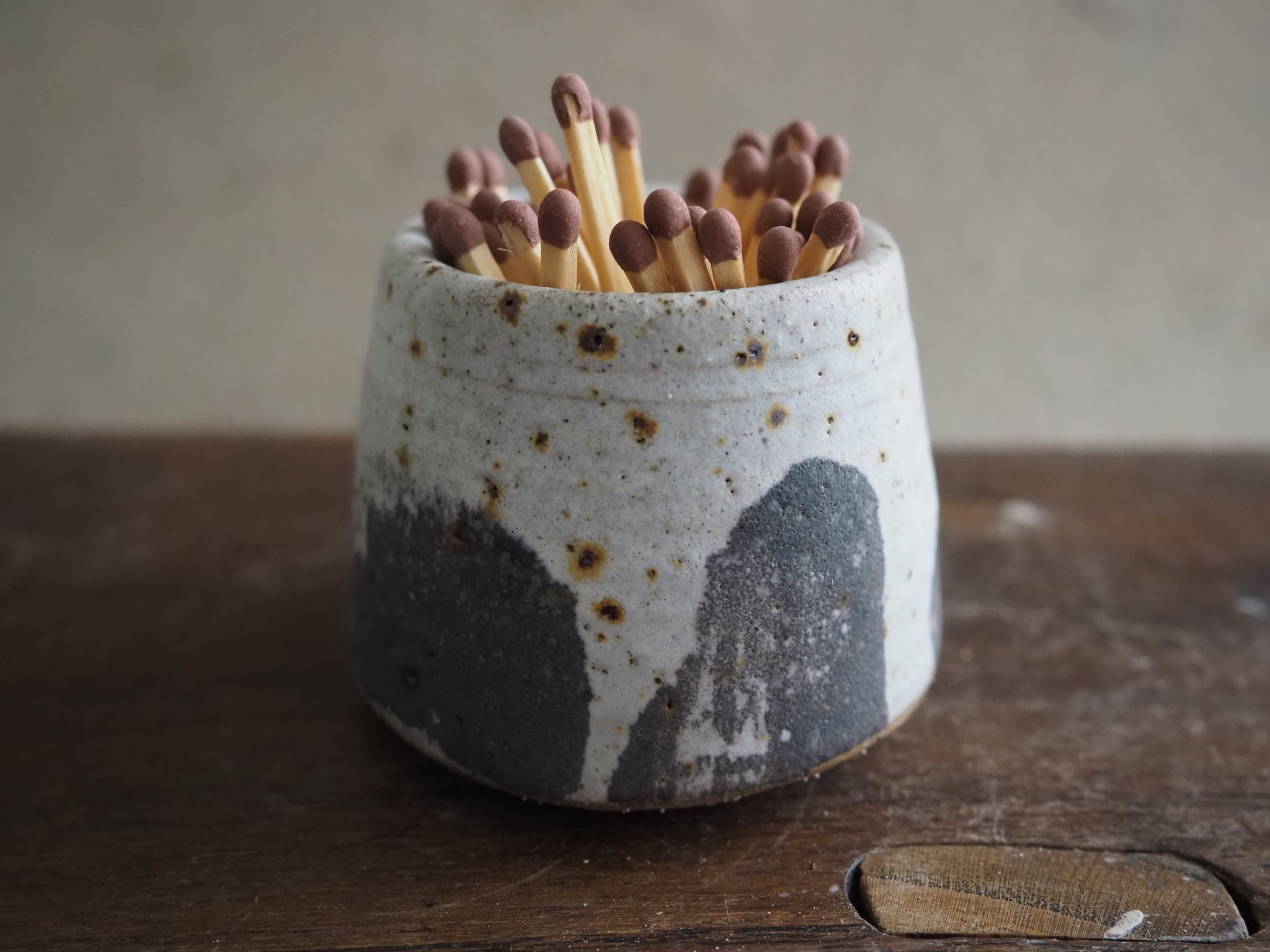 Striker pot - White and Charcoal