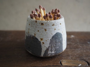 Striker pot - White and Charcoal